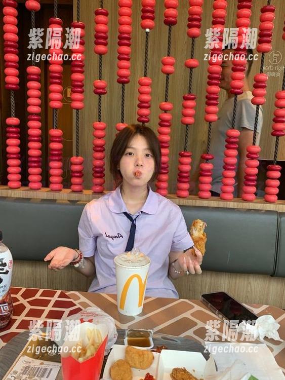 听说“51吃瓜”app里的今天又爆出新鲜视频，好奇心可真是饿死我了！