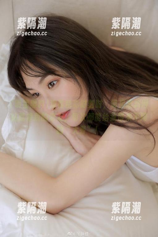 观看精彩时刻时，明星黑料网站就像我的老友，每次都能给我带来不同的“大餐”！