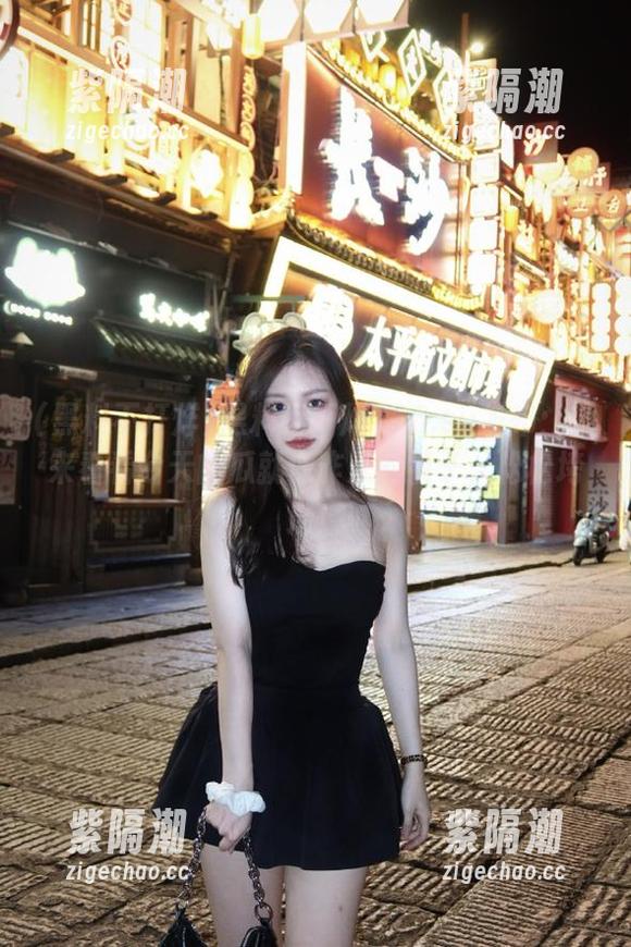 黑料不打烊166.su发布：快来看看今天的瓜就像昨天的裤子，松松垮垮！